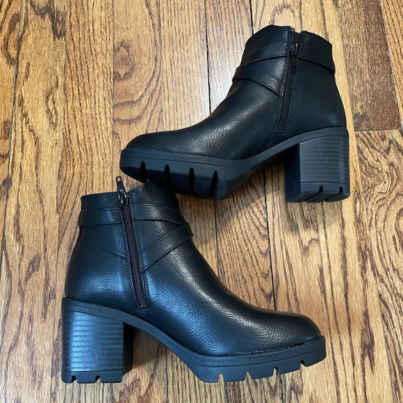 Women's Madalynn Buckle Medium/Wide Block Heel Bootie - never worn - Picture 4 of 7